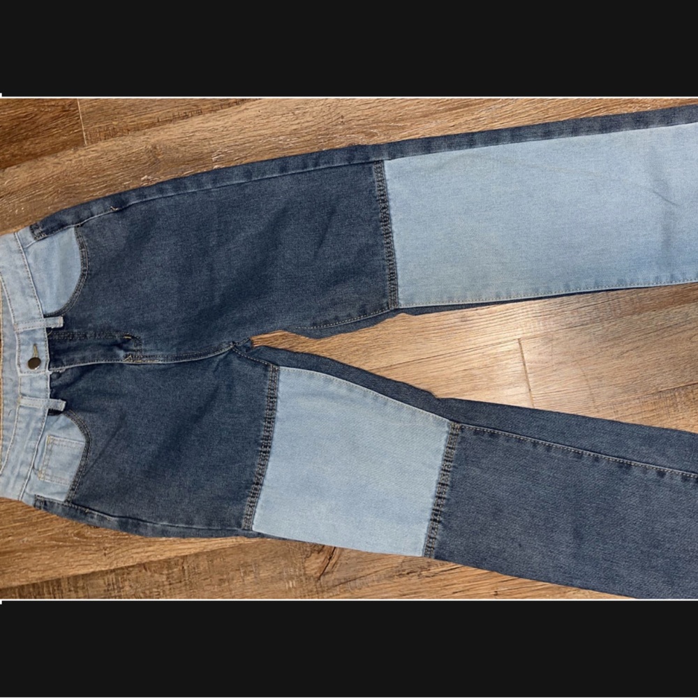 These are blue jeans two different colors. They are size small.
